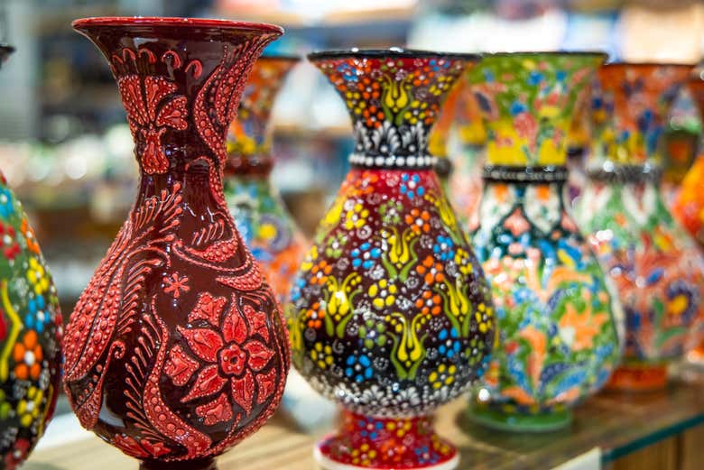 Objetos de artesanato no bazar de Manavgat