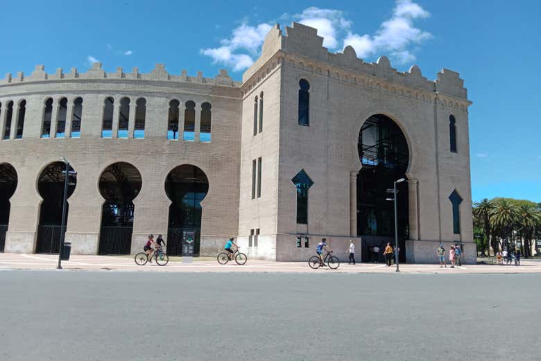 Pedaleando frente a la plaza de toros Real de San Carlos