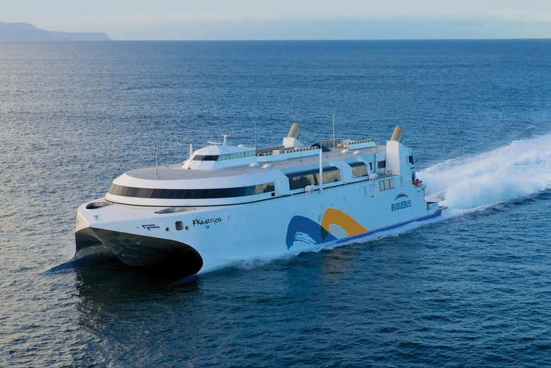 Navegaréis por el río de la Plata en un ferry de Buquebus