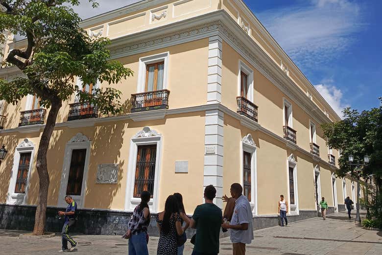 Esquina principal de la Casa Amarilla