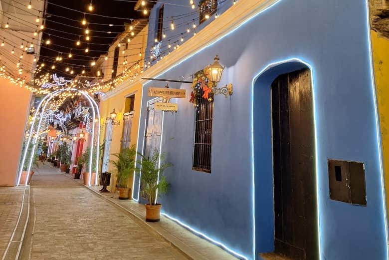 Admire La Guaira streets lit up at night