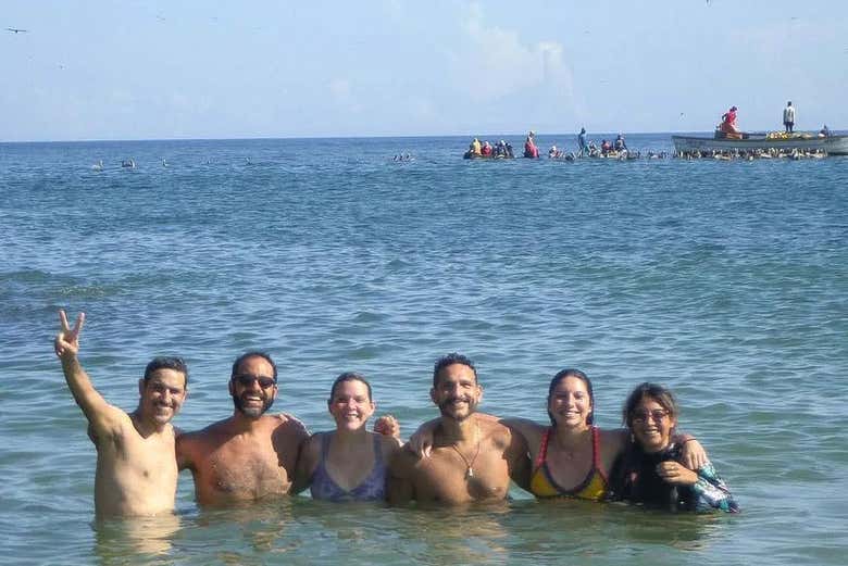 Bañándonos en la playa de Cabo Negro