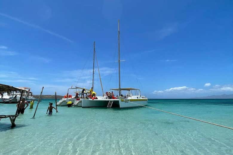 Catamarã desembarcando na ilha de Cubagua