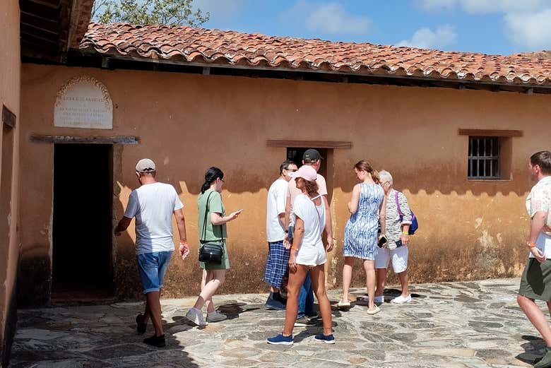 Turistas visitando o Castelo de Santa Rosa