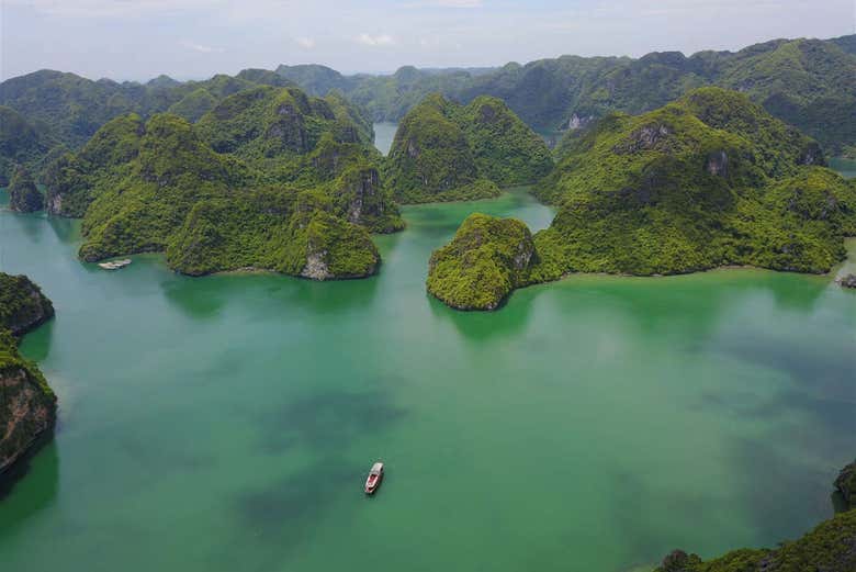 Vista aérea del barco en una laguna