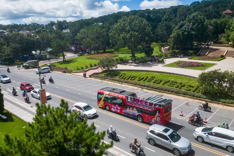 Vista aérea del autobús turístico por Da Lat