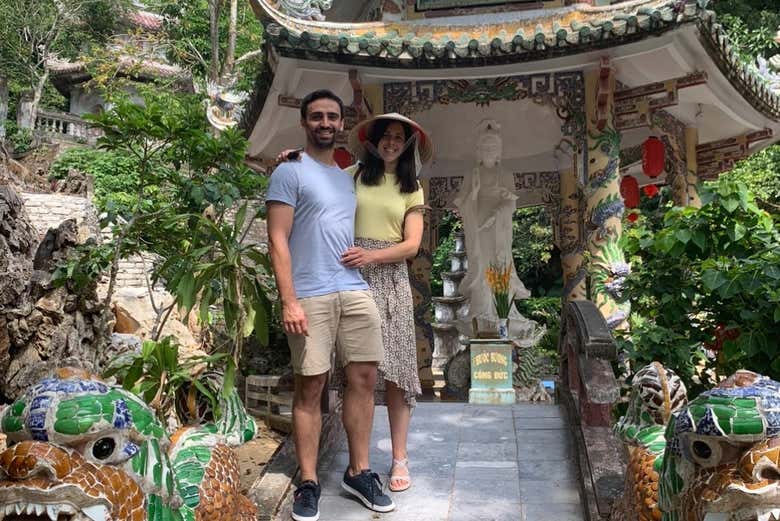 Una pareja disfrutando del tour por las Montañas de Mármol