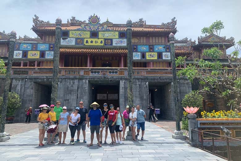 Un grupo de personas disfrutando de la excursión a Hue