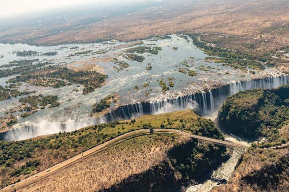 Senderismo y tirolina en las Cataratas Victoria